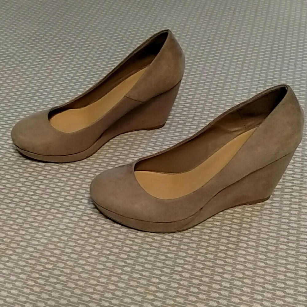 Wedge dress shoes in taupe